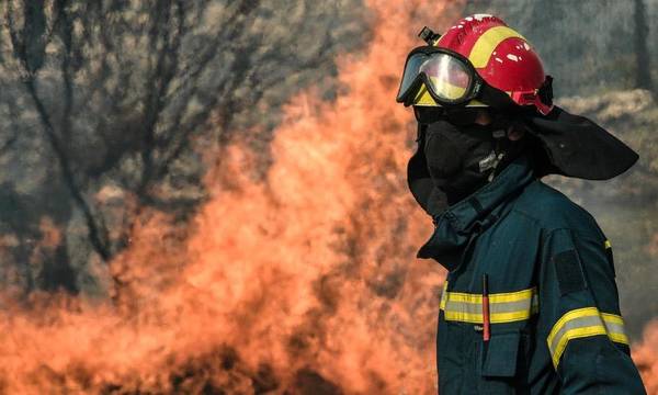 Φωτιά στην Αχαΐα – Μάχη της Πυροσβεστικής σε δύο πύρινα μέτωπα