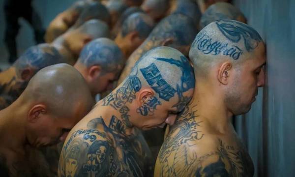 Ελ Σαλβαδόρ: 2.000 μέλη συμμοριών με ξυρισμένα κεφάλια και τατουάζ οδηγούνται στη νέα φυλακή-γίγας
