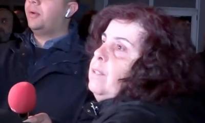 Σύγκρουση τρένων στα Τέμπη: Η στιγμή που μια μάνα βλέπει την κόρη της να βγαίνει από το λεωφορείο