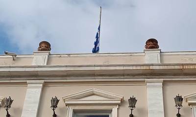 Τραγωδία στα Τέμπη: Μεσίστια κυματίζει η ελληνική σημαία στο Λάτσειο Δημοτικό Μέγαρο