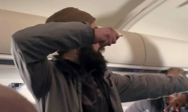 Τρόμος στον αέρα: Επιβάτης σε αμόκ στις ΗΠΑ προσπάθησε να ανοίξει την πόρτα του αεροπλάνου