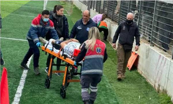 Γ' Εθνική: Σοκ στο γήπεδο «Προσφυγικών» στην Πάτρα - Ποδοσφαιριστής χτύπησε με το κεφάλι στο τοιχίο!