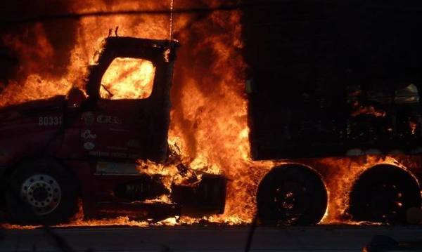 Nταλίκα κάηκε ολοσχερώς στην Εθνική Οδό Κορίνθου-Πατρών (video)