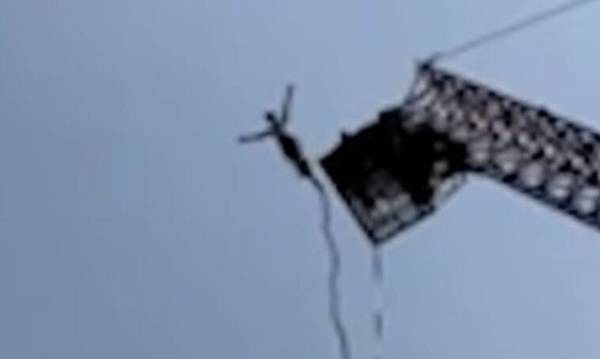 Σοκαριστικό βίντεο: Τουρίστας κάνει bungee jumping και κόβεται το σχοινί