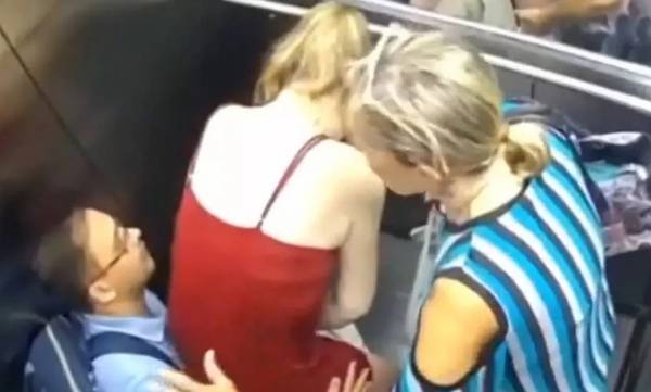 Έγκυος γέννησε όρθια στο ασανσέρ με τη βοήθεια της μητέρας της - Απίστευτο βίντεο
