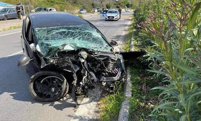 Τροχαίο στην Καλαμάτα: Σε κρίσιμη κατάσταση ο οδηγός - «Καρφώθηκε» σε δέντρα