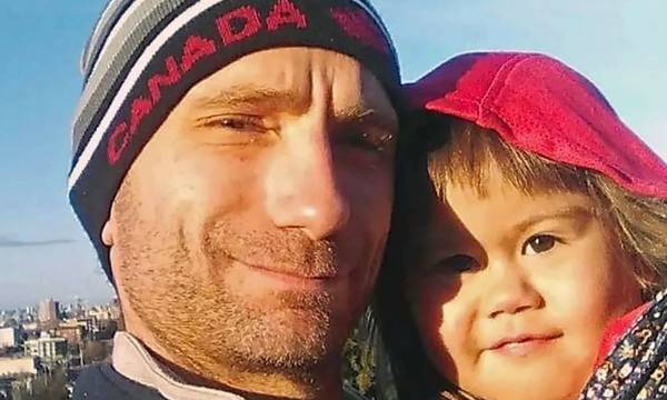 Καναδάς: Τον μαχαίρωσε θανάσιμα επειδή του ζήτησε να μην δίπλα ατμίζει στην κόρη του