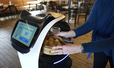 Είναι τα ρομπότ – σερβιτόροι το μέλλον της εστίασης;