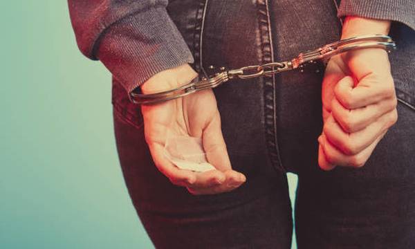 22χρονη συνελήφθη για διακίνηση κοκαΐνης στο Λουτράκι
