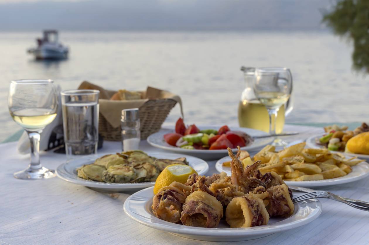 https://cdn.np-media.gr/media/news/2023/04/11/88177/photos/snapshot/greek-food.jpg