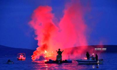 Πάσχα 2023: Το κάψιμο του Ιούδα μέσα στη θάλασσα στον Τολό Αργολίδας