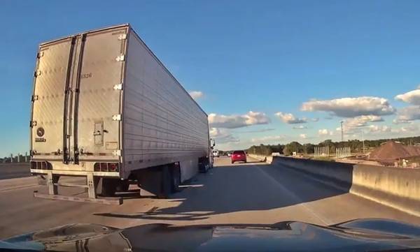 Ανεκδιήγητος οδηγός κάνει προσπέραση από δεξιά και... ολική καταστροφή (video)