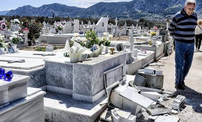 Κόρινθος: Εξιχνιάστηκαν οι βανδαλισμοί στο νεκροταφείο Εξαμιλίων - Τρεις συλλήψεις