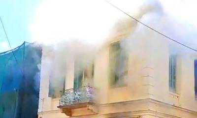 Φωτιά σε διατηρητέο κτίριο στην Καλαμάτα (photos)