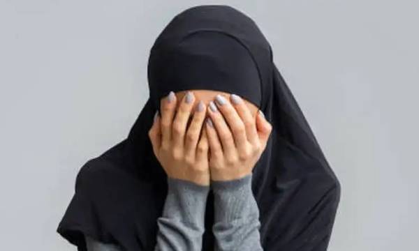 Βόλος: Ξυλοφόρτωσε την κόρη του γιατί έβαλε μουσουλμανική μαντήλα - «Δεν θα με κάνεις ρεζίλι»