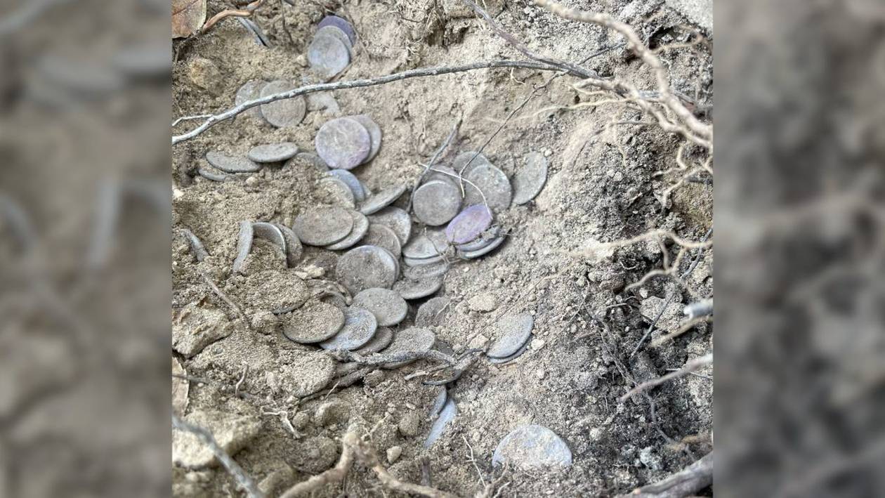 https://cdn.np-media.gr/media/news/2023/05/01/88891/photos/snapshot/2000-year-old-hoard-of-roman-coins-1.jpg