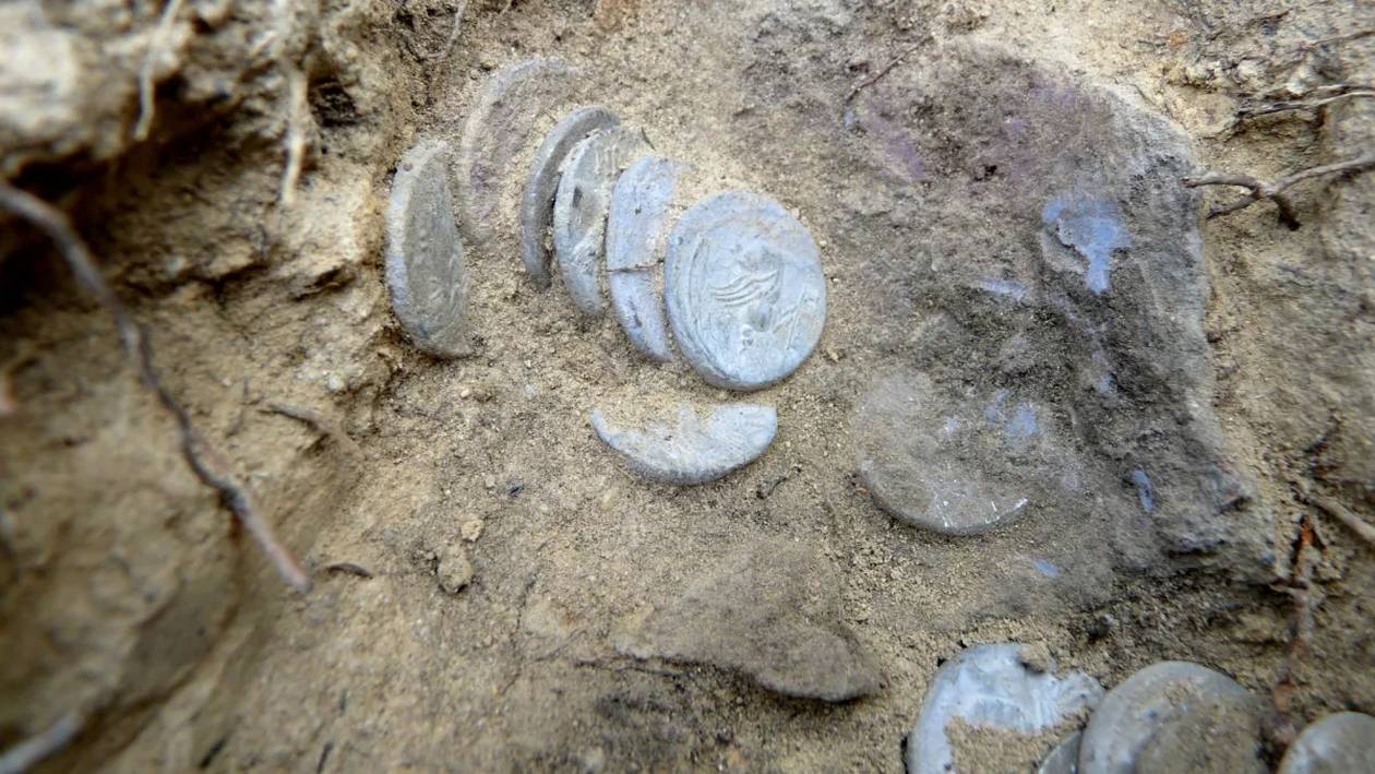 https://cdn.np-media.gr/media/news/2023/05/01/88891/photos/snapshot/2000-year-old-hoard-of-roman-coins-5.jpg