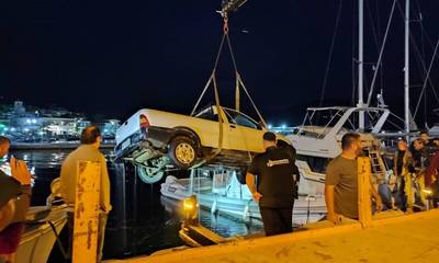 Ερμιόνη: Αγροτικό αυτοκίνητο έπεσε στη θάλασσα (photos)
