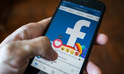 Σάλος με το Facebook: Στέλνει μόνο του αιτήματα φιλίας