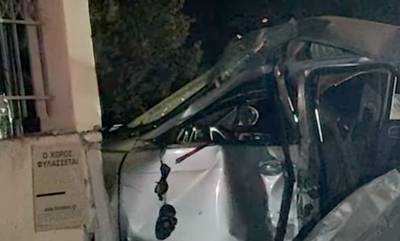 Κόρινθος: Αυτοκίνητο «καρφώθηκε» σε μάντρα σπιτιού - Τρεις τραυματίες
