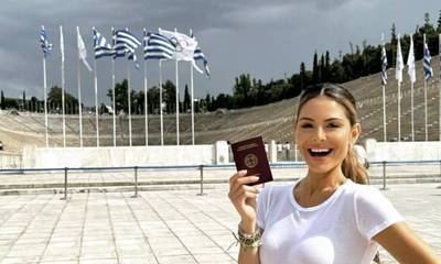 Μαρία Μενούνος: Πήρε το ελληνικό διαβατήριο και ποζάρει χαρούμενη και περήφανη