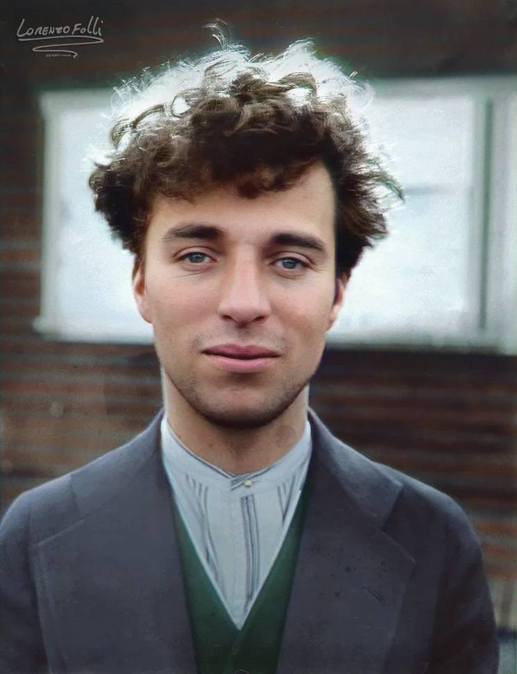 https://cdn.np-media.gr/media/news/2023/05/20/89717/photos/snapshot/Charlie-Chaplin-colorized-by-Lorenzo-Folli.jpg