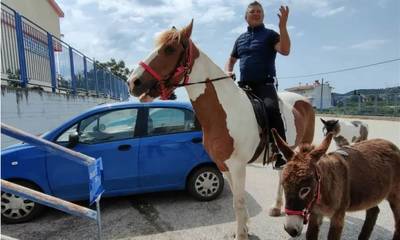 Καβάλα πάει στην εκκλησία, καβάλα ψηφίζει… Αγρότης με... άλογο και γαϊδούρι στο Ναύπλιο