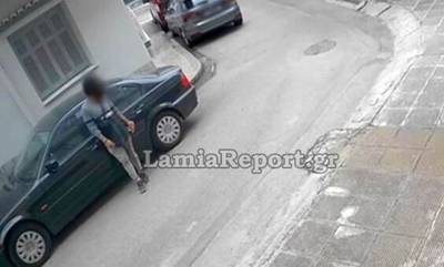 Δείτε βίντεο:  Νεαρός «ποντικός» ανοίγει αυτοκίνητο στη Λαμία