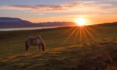 Ισλανδία: Η χώρα όπου ο ήλιος δεν δύει ποτέ το καλοκαίρι (video)