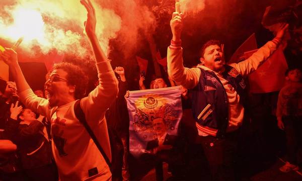 Τουρκία: Οπαδοί του Ερντογάν πανηγυρίζουν μέσα στην Αγία Σοφία για τη νίκη στις εκλογές