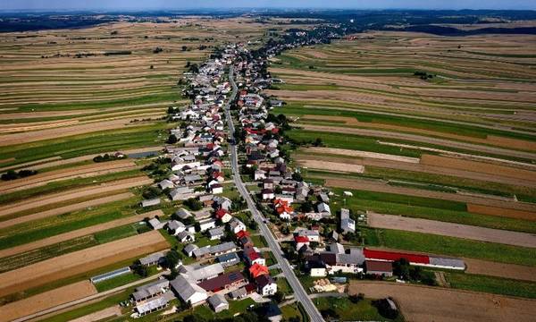Η παράξενη πόλη όπου 6.000 κάτοικοι μένουν στον ίδιο δρόμο (video)