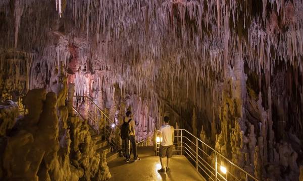 Δήμος Μονεμβασίας: Θα δούλευες ως Συνοδός Επισκεπτών στο Σπήλαιο Καστανιάς;
