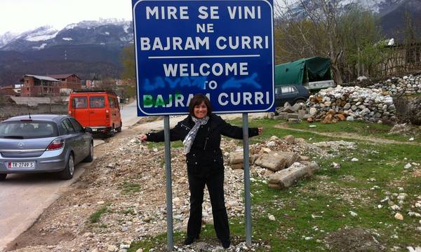 Οι γυναίκες της Αλβανίας «ανθίζουν» ενώ οι άντρες τους εγκαταλείπουν τη χώρα