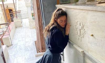 Γονάτισε μπροστά στον τάφο του Αγίου Νεκταρίου στην Αίγινα η Μαρία Μενούνος- «Τον άκουσα» περιγράφει