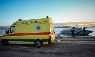 Καλαμάτα: Αποβίβαση 28χρονου τραυματία ναυτικού από πλοίο στο λιμάνι