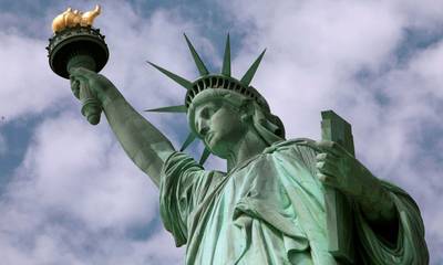 Το Άγαλμα της Ελευθερίας φθάνει στο λιμάνι της Νέας Υόρκης, ως δώρο των Γάλλων προς τους Αμερικανούς