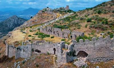 Ακροκόρινθος: Το επιβλητικό κάστρο της Πελοποννήσου