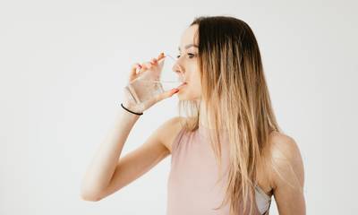 8 σημάδια ότι δεν πίνετε αρκετό νερό