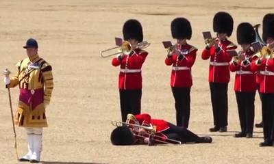 Μέλη της βρετανικής φρουράς λιποθυμούν σε εκδήλωση λόγω ζέστης (video)