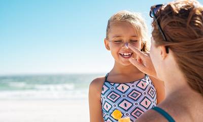 Καλοκαιρινές διακοπές με ασφάλεια στην παραλία - Όσα πρέπει να προσέξουν οι γονείς