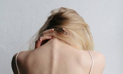 Όταν το άγχος «χτυπά» στο σώμα: Τα σημεία που πονούν όταν συσσωρεύουμε υπερβολικό στρες
