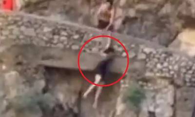 Σοκαριστικό βίντεο:  Η στιγμή που γυναίκα παραπατάει την ώρα της βουτιάς και πέφτει στα βράχια