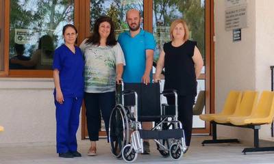 1ο Γυμνάσιο Σπάρτης: Ένα αναπηρικό αμαξίδιο για το Κέντρο Υγείας Βλαχιώτη 