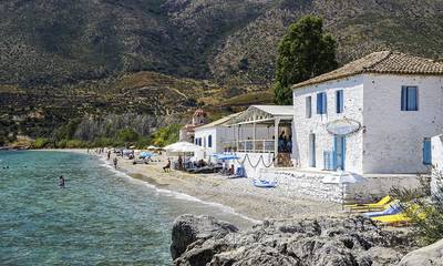 Πελοπόννησος: 7 νομοί, 7 δυνατές παραλίες βραβευμένες με γαλάζια σημαία για το 2023  