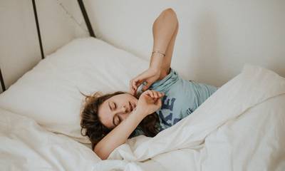 Ιδρώνετε στον ύπνο σας; 7 πιθανοί λόγοι που προκαλούν νυχτερινή εφίδρωση
