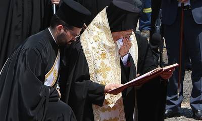 Τέμπη: Δάκρυσε ο Οικουμενικός Πατριάρχης στο τρισάγιο για τα θύματα (photos - video)