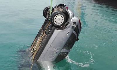 Ξυλόκαστρο: Αυτοκίνητο έκανε «βουτιά» στη θάλασσα (photo)