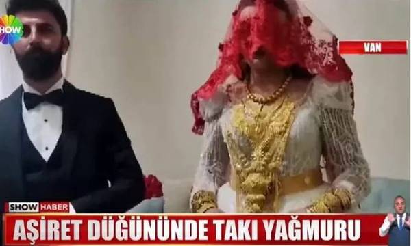 «Χρυσός» γάμος στην Τουρκία - Γεμάτη χρυσάφι η νύφη και μετρητά ο γαμπρός (video)