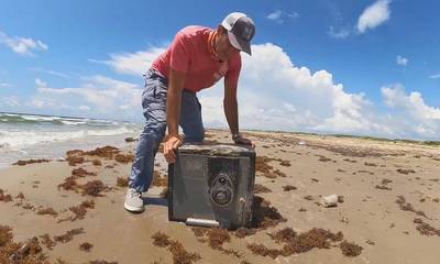 Μυστηριώδες χρηματοκιβώτιο με περιεχόμενο έκπληξη ξεβράζεται σε παραλία