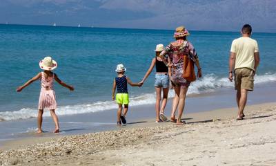 ΣΕΛΠΕ: Πώς θα κάνουν καλοκαιρινές διακοπές οι Έλληνες – «Κόβουν» έξοδα από παντού